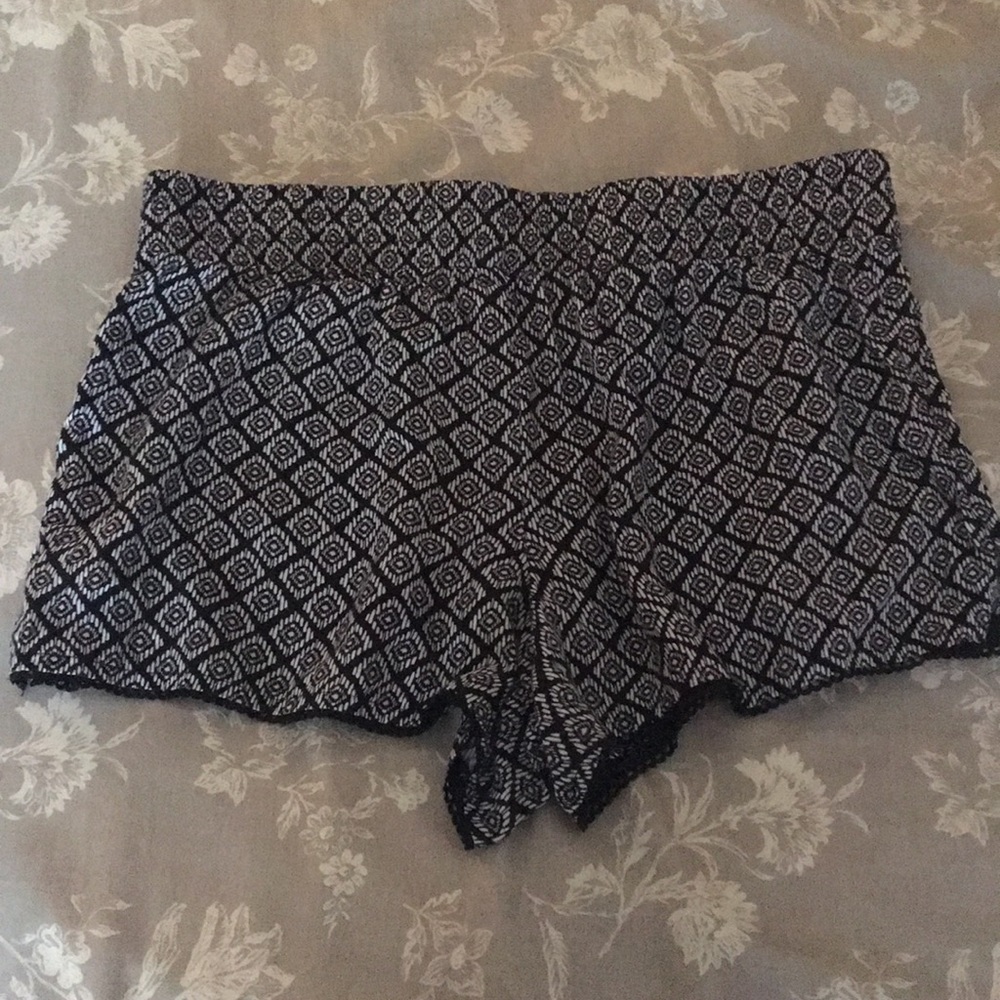 ‼️3 for $15‼️BLACK AND WHITE SHORTS * SIZE SMALL*